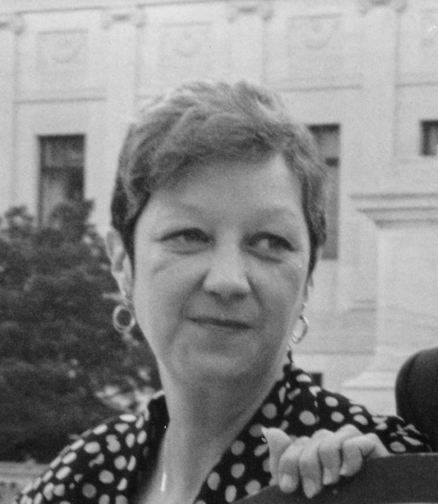 Norma_McCorvey_Jane_Roe_onthe_steps_of_the_Supreme_Court_1989_cropped